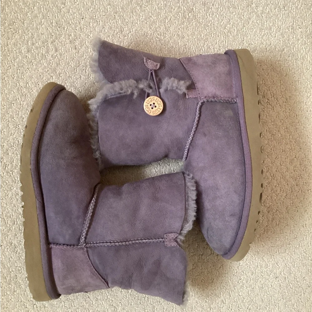 💜 UGG purple boots Sz 5 Bailey Button EUC sheepskin UGGs short boot